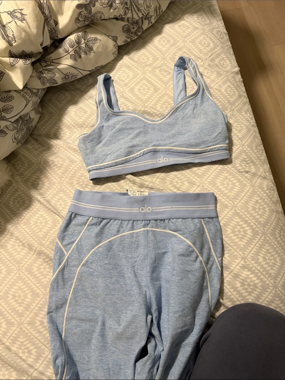 ALO Yoga Light Blue Seamless Sports Bra and High-Rise Leggings Set